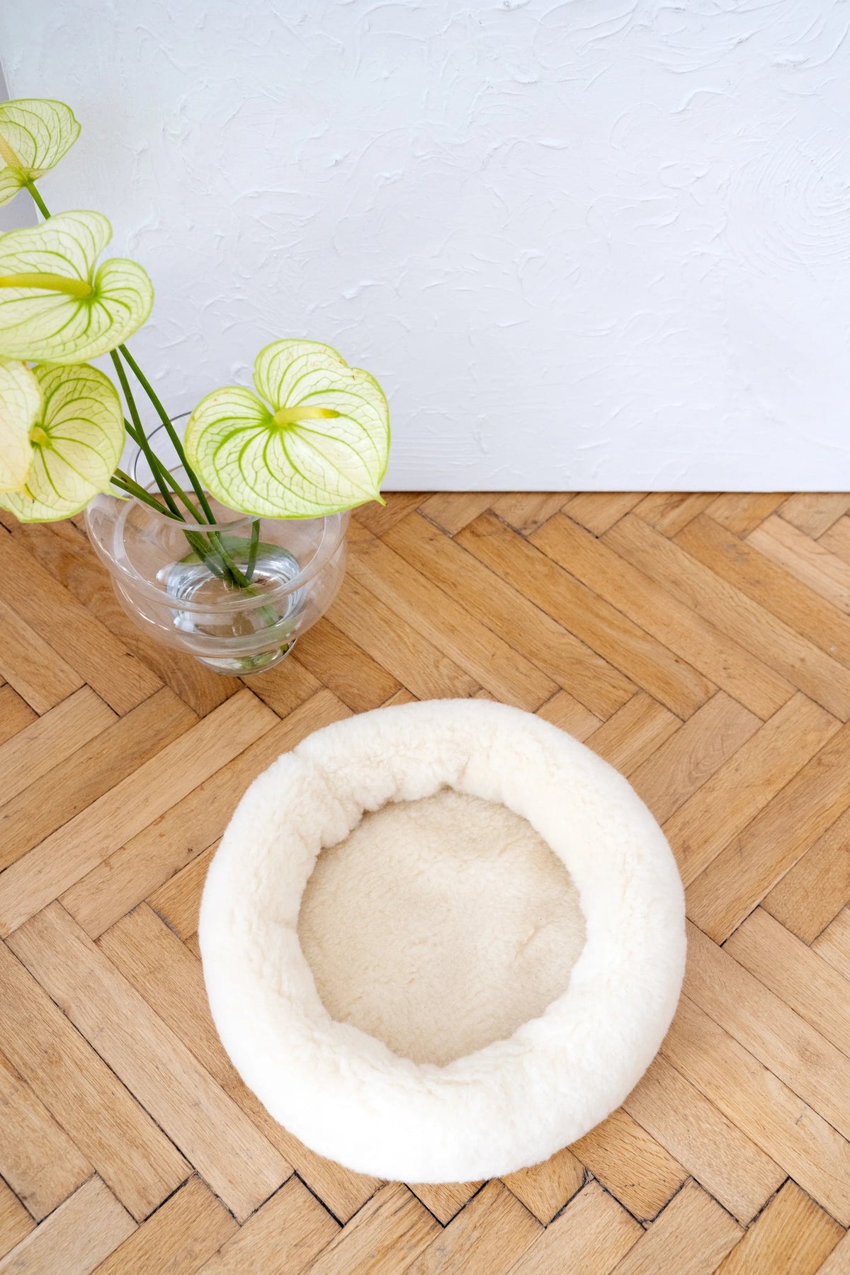 Round Natural Wool Pet Bed - White - Grab & Glow