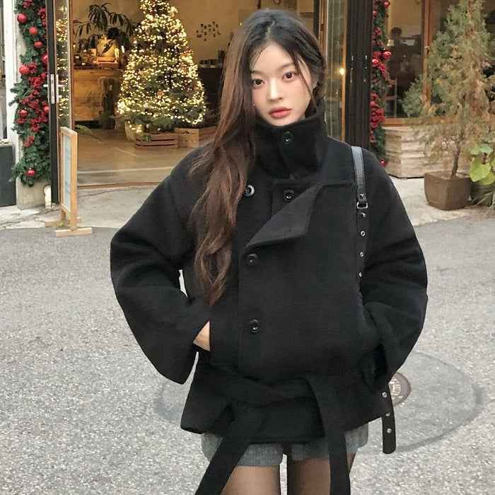 Retro-chic, Relaxed-fit Wool Coat With A Stand-up Collar And Belted Short Design - Grab & Glow