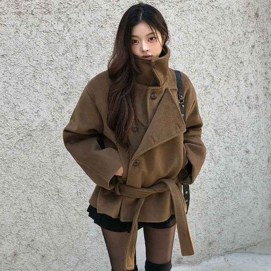 Retro-chic, Relaxed-fit Wool Coat With A Stand-up Collar And Belted Short Design - Grab & Glow