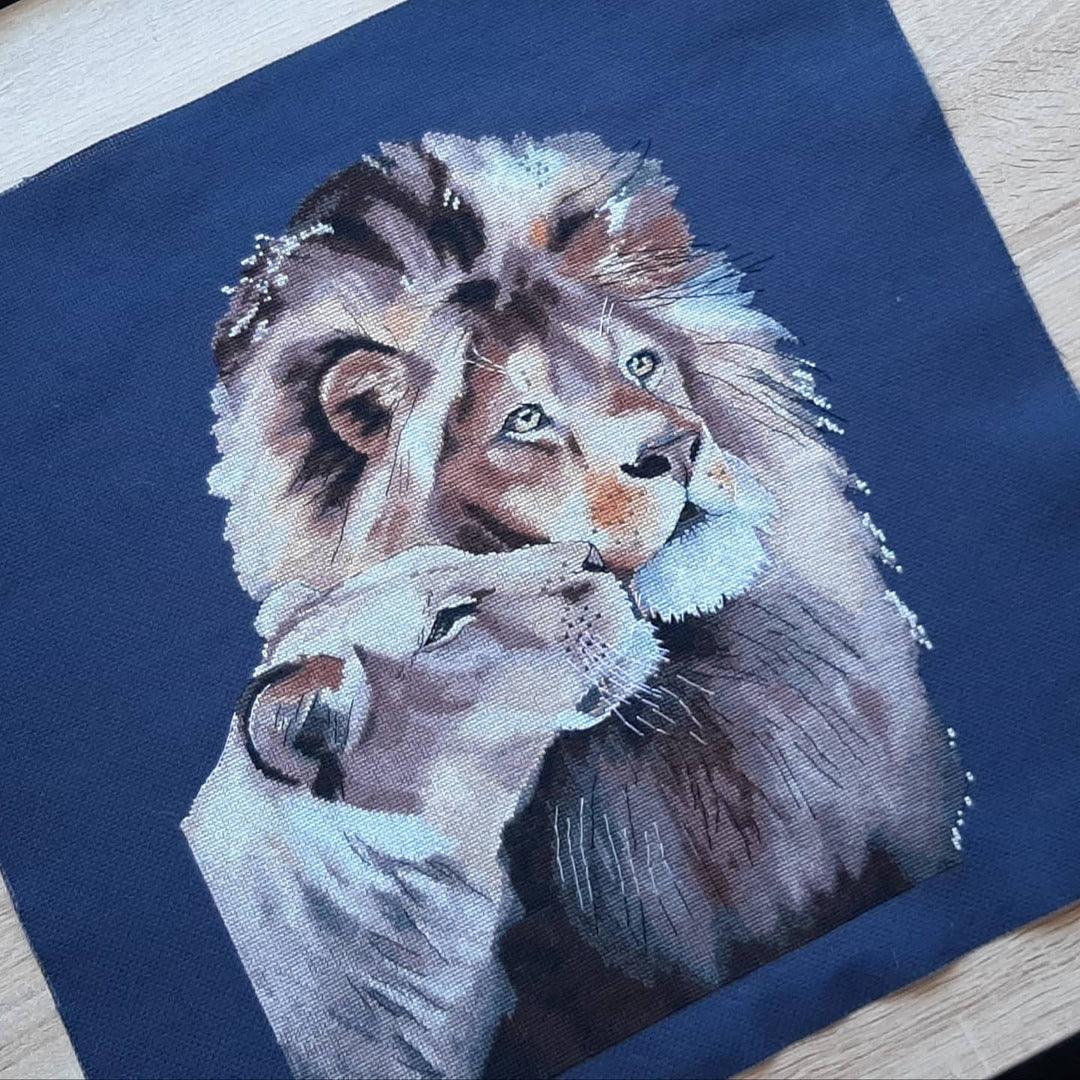 Wild cat Leos - PDF Counted Cross Stitch Pattern - Grab & Glow