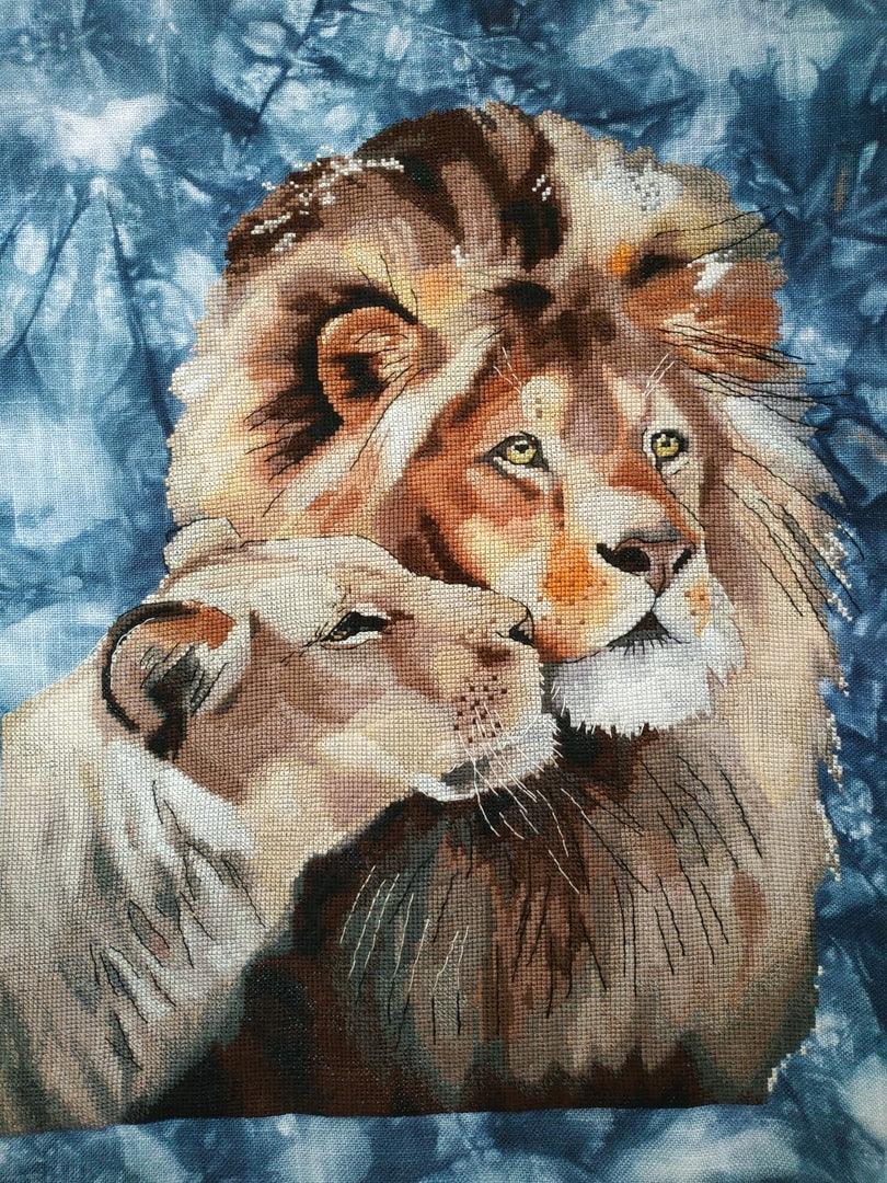 Wild cat Leos - PDF Counted Cross Stitch Pattern - Grab & Glow